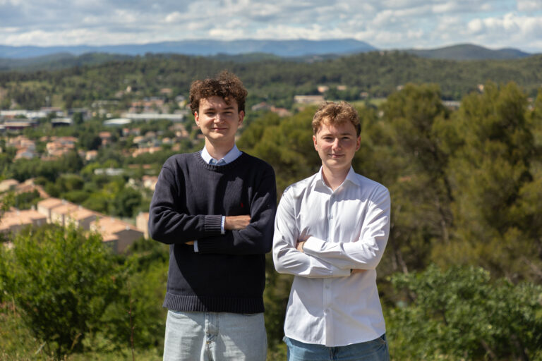Deux élèves-ingénieurs de la MAJE en extérieur à Alès