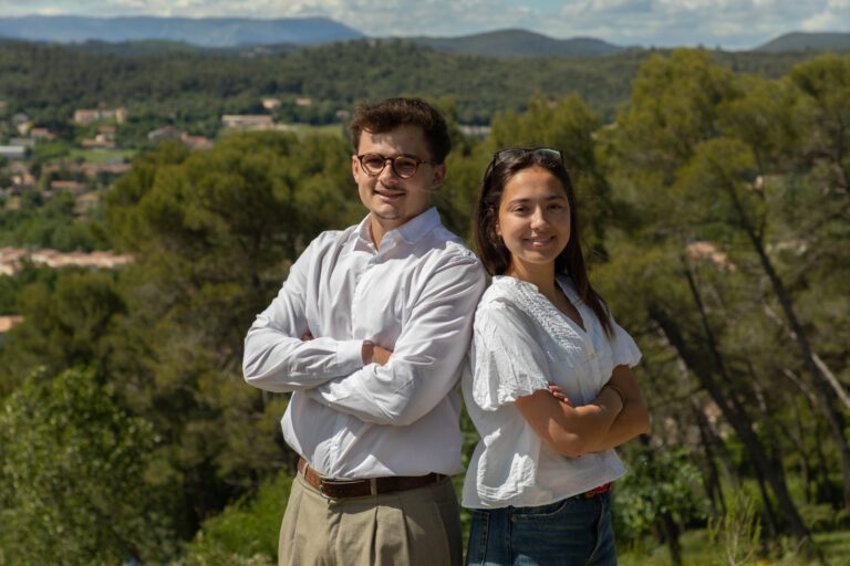 Deux membres de la MAJE souriants, en extérieur